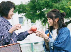 映画『おもいで写眞』の深川麻衣さんと吉行和子さん