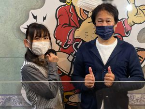 ラジオ『清水佳代子の裏方ひとすじ』のパーソナリティ清水佳代子（左）と北野岳さん（右）