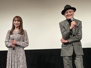 映画『信虎』の寺田農さん（右）、左伴彩佳さん（AKB48）
